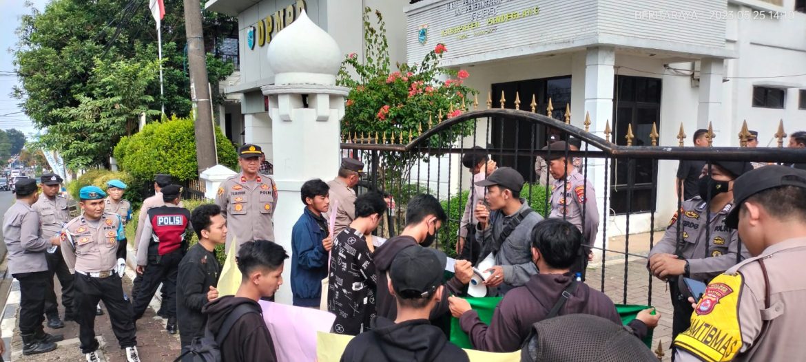 HMI Komisariat Ekonomi Aksi Unras Usut Tuntas Dugaan Korupsi DPMPD Kabupaten Pandeglang – Banten