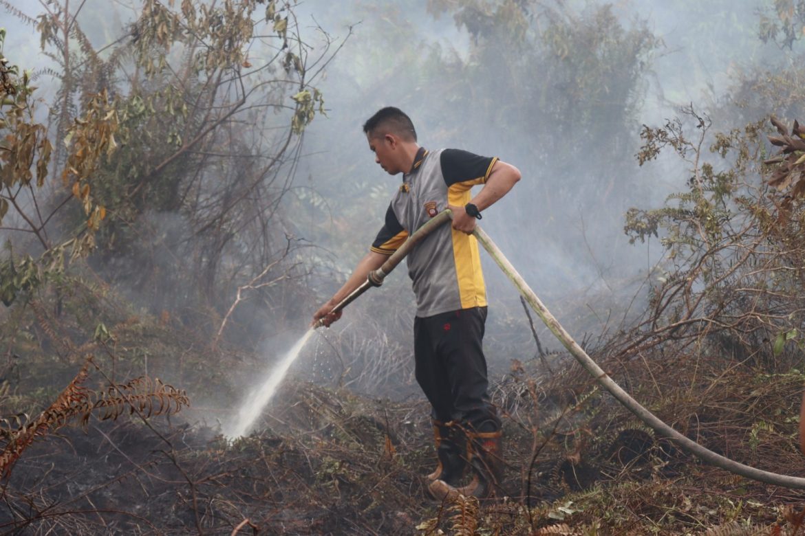 Kapolres Kubu Raya Pimpin Langsung Pemadaman Kebakaran Lahan di Dusun Mulyorejo
