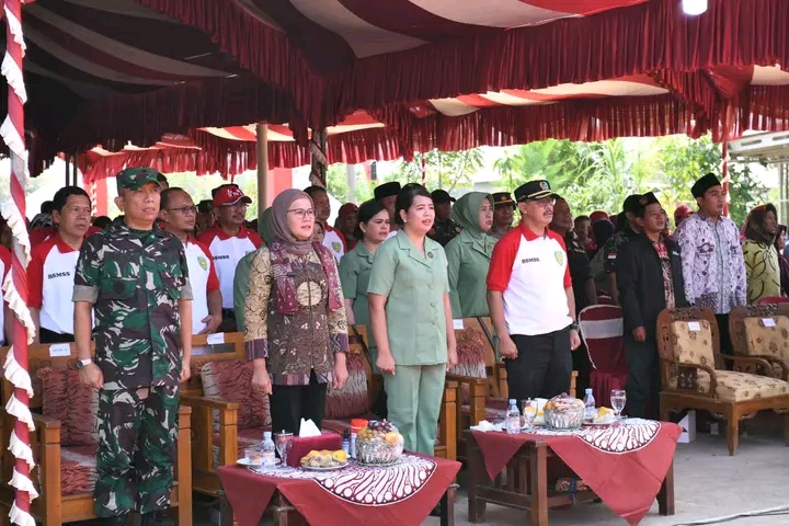 Wujudkan Kebersamaan dan Gotong royong, Bupati Nina Agustina Buka BSMSS di Desa Cemara Kulon