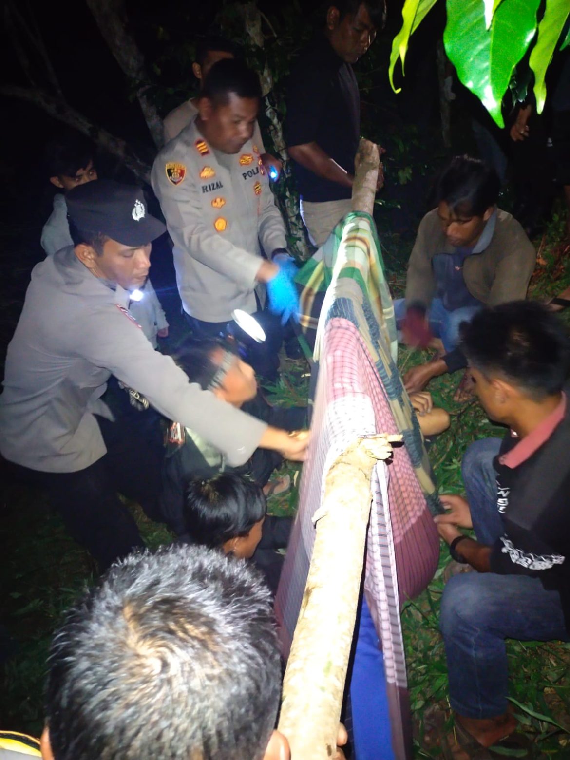 Personel Polsek Bandar Evakuasi Mayat Seorang Pria Yang Ditemukan Nyangkut di Batang Pohon Alpukat