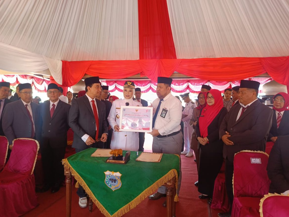 Piagam Penghargaan Di Berikan Bupati Pandeglang Kepada PLTU Banten 2 Labuan Saat Perayaan HUT RI Ke 78