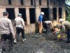 Kebakaran Lima Unit Rumah Kontrakan Kecamatan Bandar, Polisi Bantu Proses Pemadaman